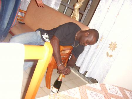 Dario ouvre le deuxi�me champagne!!!!